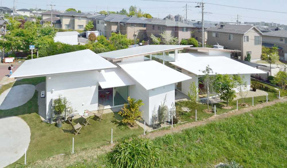 House composed of six roofs. Open and bright space in the centre